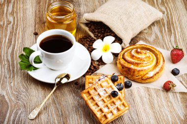 Fincan kahve ve pasta ahşap arka plan üzerinde