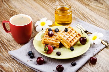 Fincan kahve ve pasta ahşap arka plan üzerinde