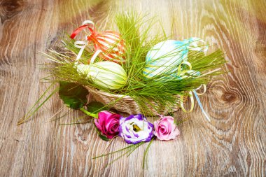 Hasır ahşap arka plan üzerinde Paskalya yumurta. Tonlu görüntü