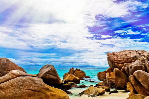 Foto de uma praia tropical no dia ensolarado — Fotografia de Stock