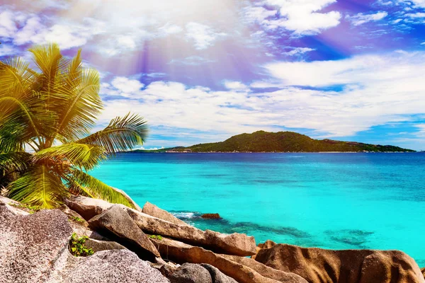 Foto di una spiaggia tropicale nella giornata di sole — Foto Stock