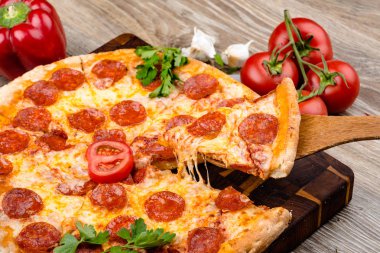 Ahşap arka plan üzerinde sıcak pizza fotoğraf. Tonlu görüntü