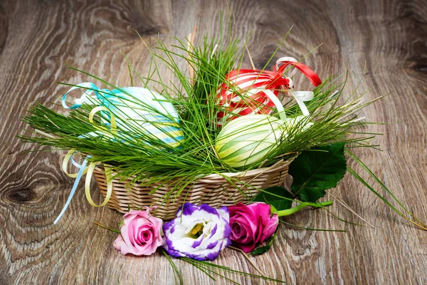 Ostereier mit Blumen auf Holzgrund. Getöntes Image — Stockfoto