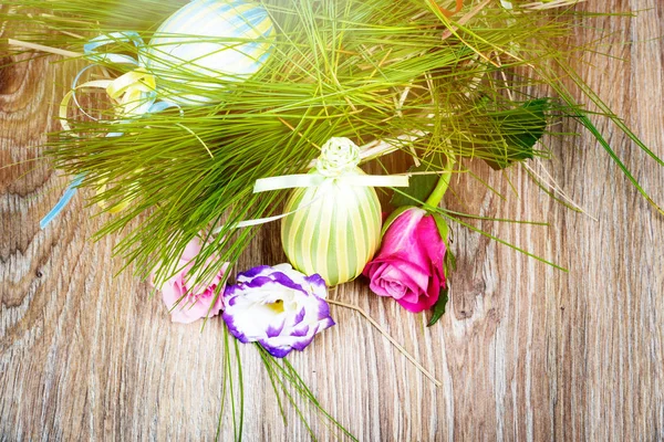 Påskägg med blommor på trä bakgrund. Tonad bild — Stockfoto