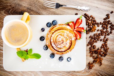 Fincan kahve ve pasta ahşap arka plan üzerinde