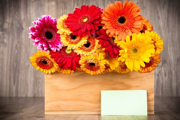 Fleurs dans la boîte sur fond en bois — Photo