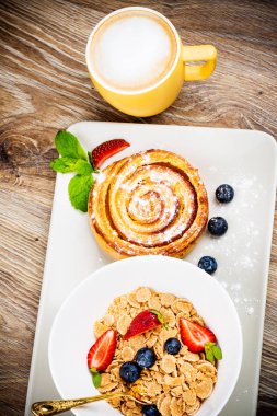 ahşap zemin üzerinde sağlıklı bir kahvaltı