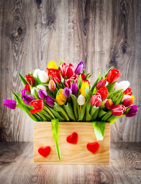 Blumen in der Schachtel auf Holzgrund — Stockfoto