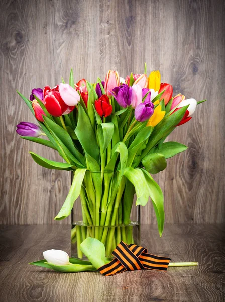 Mélange de fleurs dans le vase sur fond en bois — Photo
