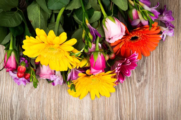 Различные цветы на деревянном фоне — стоковое фото