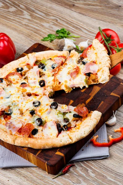 Pizza caliente sobre fondo de madera —  Fotos de Stock