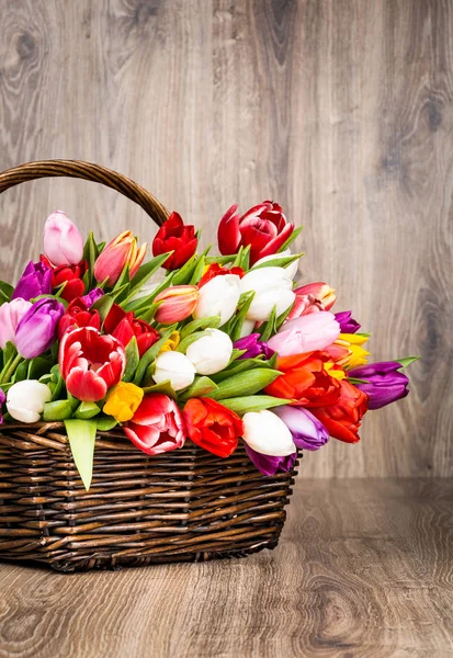 Blumen in der Korbflechte auf Holzgrund — Stockfoto