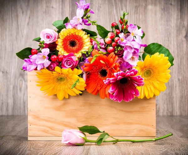 Blumen in der Schachtel auf Holzgrund — Stockfoto