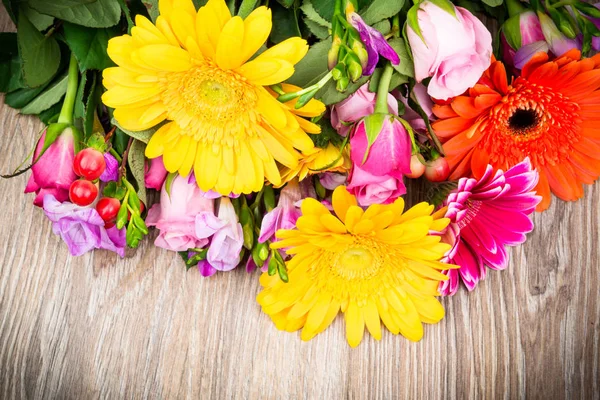 Verschiedene Blumen auf Holzgrund — Stockfoto