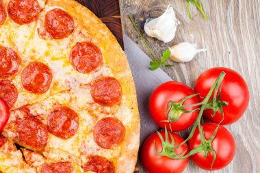 ahşap arka plan üzerinde sıcak pizza