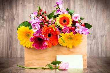 Çiçekler içinde ahşap arka plan sille