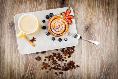 Fincan kahve ve pasta ahşap arka plan üzerinde