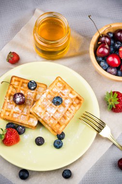 Waffle ahşap arka plan üzerinde çilek ile