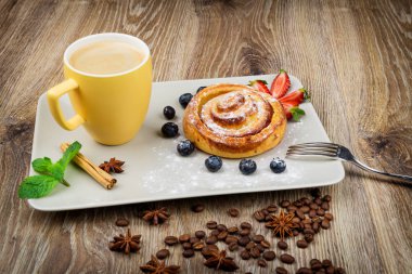 Fincan kahve ve pasta ahşap arka plan üzerinde