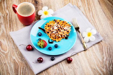 Fincan kahve ve pasta ahşap arka plan üzerinde