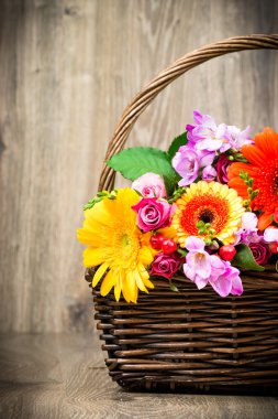 Hasır ahşap arka plan üzerinde çiçeklenir