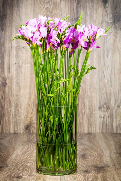 Freesia fleurs dans le vase sur fond en bois — Photo