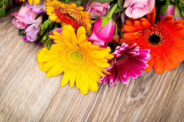 Várias flores no fundo de madeira — Fotografia de Stock