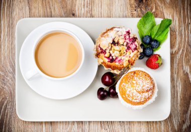 Fincan kahve ve pasta ahşap arka plan üzerinde