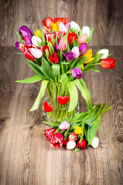 Mistura de flores no vaso em fundo de madeira — Fotografia de Stock