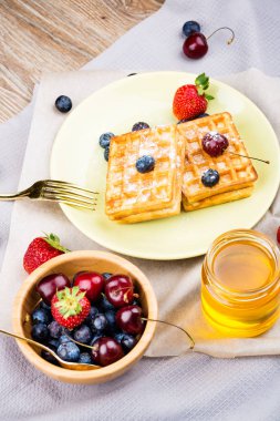 Waffle ahşap arka plan üzerinde çilek ile