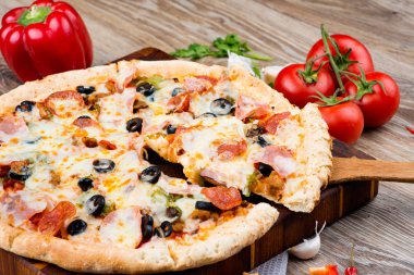 ahşap arka plan üzerinde sıcak pizza