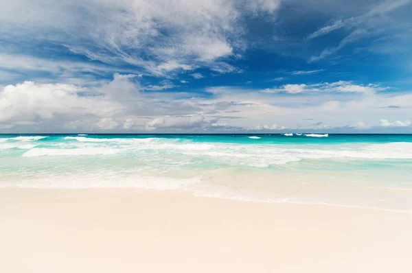 Foto van een tropisch strand. De Seychellen — Stockfoto