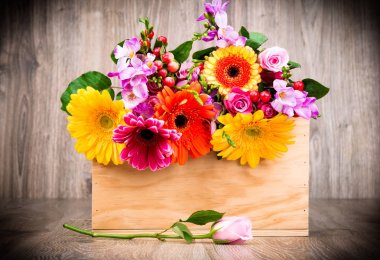 Çiçekler içinde ahşap arka plan sille