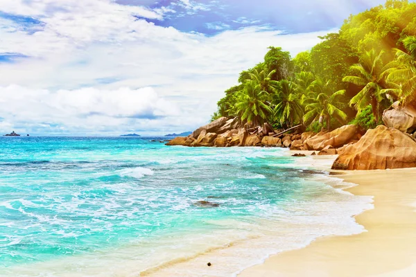 Tropisch strand. De Seychellen. Getinte afbeelding — Stockfoto