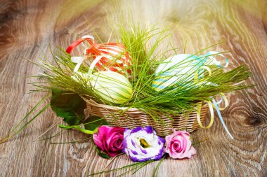 Paskalya yumurtaları ahşap zemin üzerine çiçekli. Tonlu görüntü