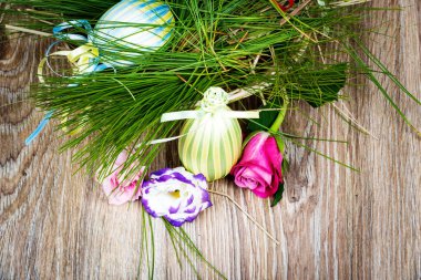 Paskalya yumurtaları ahşap zemin üzerine çiçekli. Tonlu görüntü