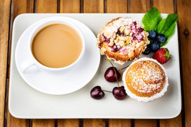 Fincan kahve ve pasta ahşap arka plan üzerinde