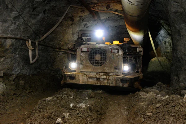 Industria minera. Transporte mecánico de mineral metálico — Foto de Stock