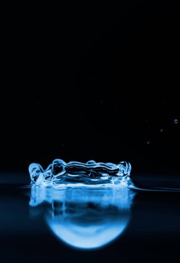 Fotoğraf su sıçramalarına ve arka plan dalgaların