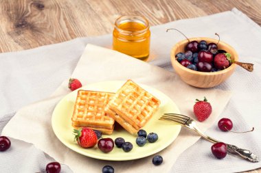 Waffle ahşap arka plan üzerinde çilek ile