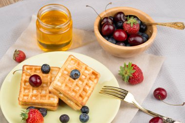 Waffle ahşap arka plan üzerinde çilek ile