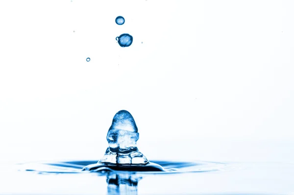 Salpicaduras de agua y ondas de fondo — Foto de Stock