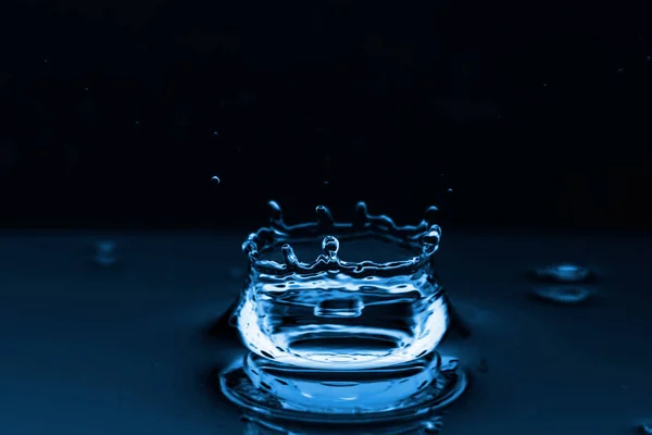 Salpicaduras de agua y ondas de fondo — Foto de Stock