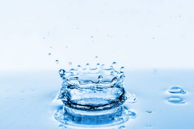 Fotoğraf su sıçramalarına ve arka plan dalgaların