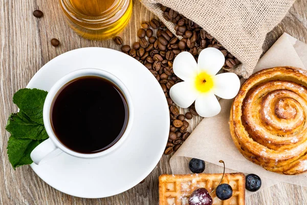한잔의 커피와 과자 나무 배경 — 스톡 사진