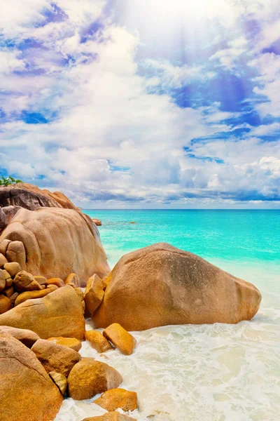 Foto de uma praia tropical no dia ensolarado — Fotografia de Stock