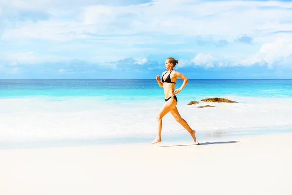 Foto de la joven corriendo en la playa — Foto de Stock