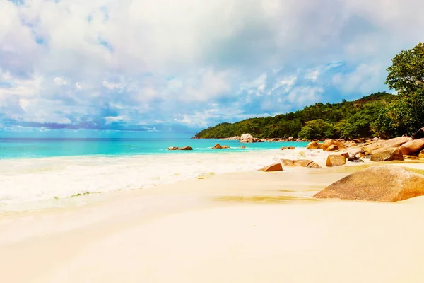 Foto eines tropischen Strandes an einem sonnigen Tag — Stockfoto