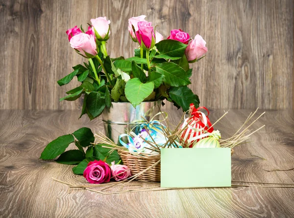 Paaseieren met bloemen op houten achtergrond — Stockfoto