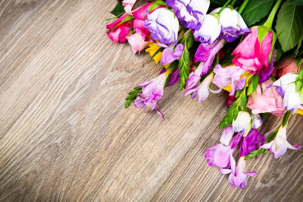 Фото смешанных красивых цветов на деревянном фоне — стоковое фото
